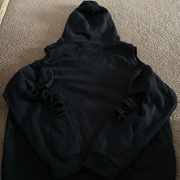 Vintage Havana Women’s Hooded Black Cold Shoulder Ripped Seeatshirt - Picture 6 of 6